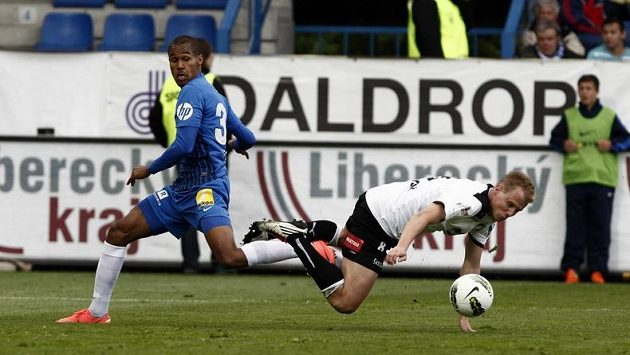 Liberecký Gebre Selassie (modrý) a plzeňský Limberský v souboji v posledním kole Gambrinus ligy. Liberecký Gebre Selassie (modrý) a plzeňský Limberský v souboji v posledním kole Gambrinus ligy.