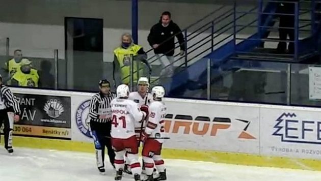 Snímek z videopřenosu zápasu Benátky - Slavia. Radek Duda (na tribuně) ve slovní potyčce s Petrem Vampolou. Snímek z videopřenosu zápasu Benátky - Slavia. Radek Duda (na tribuně) ve slovní potyčce s Petrem Vampolou.
