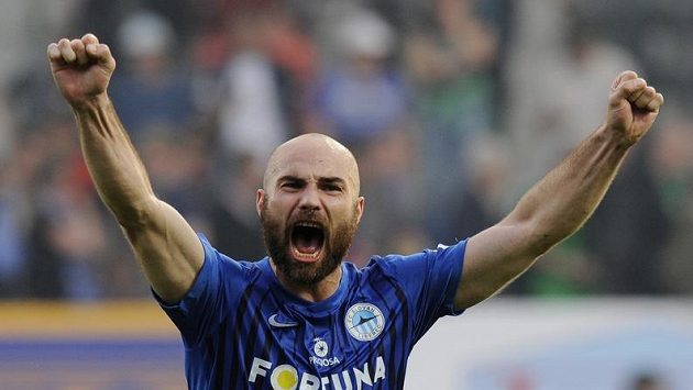 Radost libereckého Jana Nezmara po výhře v severočeském derby s Jabloncem. Bude takhle jásat i po posledním ligovém kole proti Plzni? Radost libereckého Jana Nezmara po výhře v severočeském derby s Jabloncem. Bude takhle jásat i po posledním ligovém kole proti Plzni?