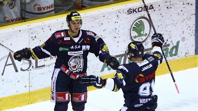 Michal Bulíř a Lukáš Vantuch (vpravo) z Liberce se radují z prvního gólu ve čtvrtfinále play-off proti Budějovicím. Michal Bulíř a Lukáš Vantuch (vpravo) z Liberce se radují z prvního gólu ve čtvrtfinále play-off proti Budějovicím.