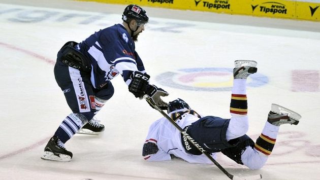 Liberecký obránce Jan Výtisk (vlevo) zastavuje Pontuse Aberga z Djurgaardenu v pátečním utkání European Trophy Liberecký obránce Jan Výtisk (vlevo) zastavuje Pontuse Aberga z Djurgaardenu v pátečním utkání European Trophy
