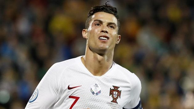 Portugalský fotbalista Cristiano Ronaldo oslavuje čtvrtý gól proti Litvě v kvalifikačním utkání o Euro 2020. Portugalský fotbalista Cristiano Ronaldo oslavuje čtvrtý gól proti Litvě v kvalifikačním utkání o Euro 2020.