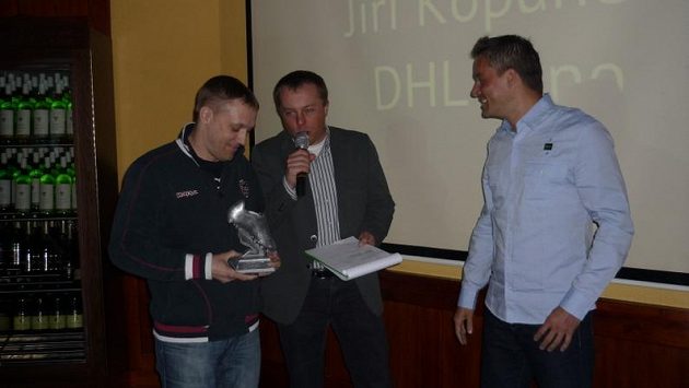 Jiří Kopunec přebírá z rukou rozeného kanonýra Petra Švancary ocenění pro nejlepšího střelce Golden Tour Brno 2012 Jiří Kopunec přebírá z rukou rozeného kanonýra Petra Švancary ocenění pro nejlepšího střelce Golden Tour Brno 2012