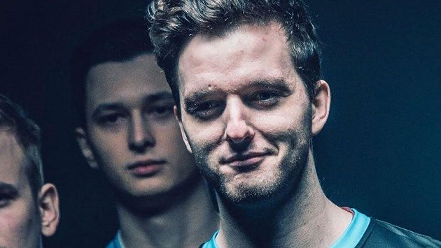 Tomáš "Nightshare" Kněžínek v dresu eSuby. Archivní foto Tomáš "Nightshare" Kněžínek v dresu eSuby. Archivní foto