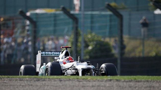 Michael Schumacher skončil během tréninku na VC Japonska mimo trať. Michael Schumacher skončil během tréninku na VC Japonska mimo trať.