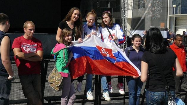 Hokejoví fanoušci v Bratislavě i Košicích si užijí atmosféry MS. Hokejoví fanoušci v Bratislavě i Košicích si užijí atmosféry MS.