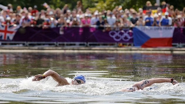 Česká dálková plavkyně Jana Pechanová měla v Hyde Parku své fanoušky. Česká dálková plavkyně Jana Pechanová měla v Hyde Parku své fanoušky.