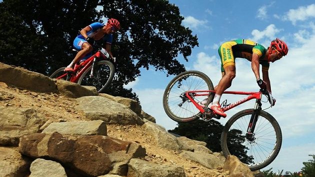 Jihoafričan Burry Stander před českým bikerem Jaroslavem Kulhavým. Jihoafričan Burry Stander před českým bikerem Jaroslavem Kulhavým.