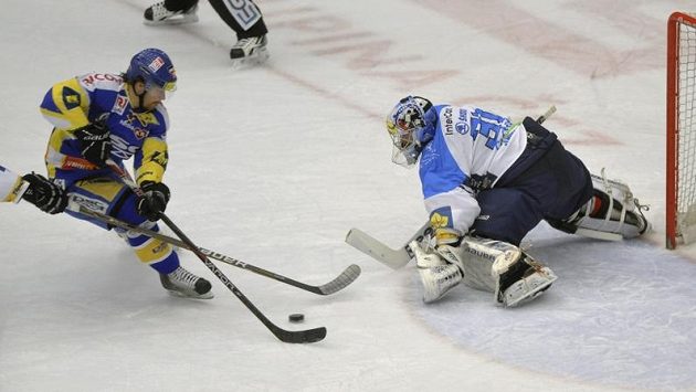 Marek Melenovský ze Zlína dává první gól Adamu Svobodovi z Plzně Marek Melenovský ze Zlína dává první gól Adamu Svobodovi z Plzně