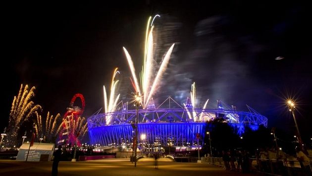 Ohňostroj ozáří nebe nad Londýnem jako při poslední zkoušce slavnostního zahajovacího ceremoniálu OH Ohňostroj ozáří nebe nad Londýnem jako při poslední zkoušce slavnostního zahajovacího ceremoniálu OH