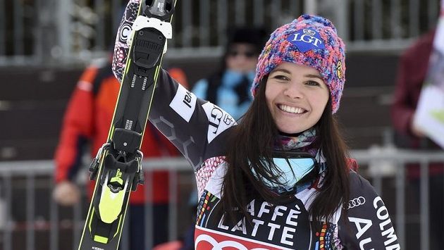 Tina Weirather slaví svůj triumf v Crans Montaně. Tina Weirather slaví svůj triumf v Crans Montaně.
