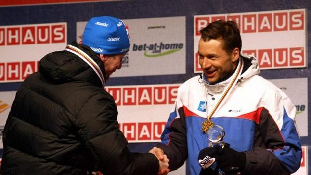 Stříbrný Lukáš Bauer gratuluje Estonci Veerpaluovi. Stříbrný Lukáš Bauer gratuluje Estonci Veerpaluovi.