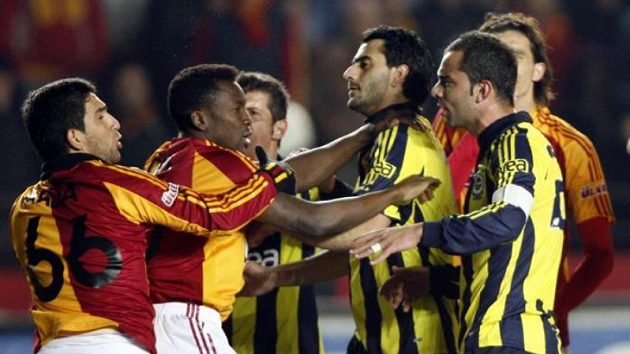 Fotbalisté Galatasaray Istanbul (v žlutočerveném) se perou s hráči Fenerbahce. Fotbalisté Galatasaray Istanbul (v žlutočerveném) se perou s hráči Fenerbahce.