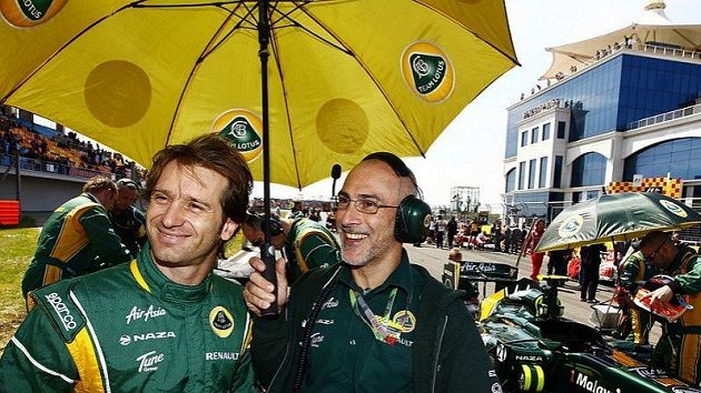 Jarno Trulli (vlevo) v barvách stáje Lotus. Jarno Trulli (vlevo) v barvách stáje Lotus.