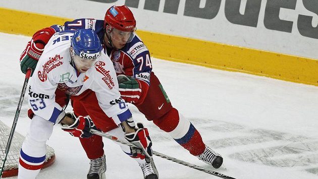 Josef Vašíček (vlevo) v souboji s Alexejem Jemelinem Josef Vašíček (vlevo) v souboji s Alexejem Jemelinem