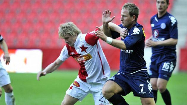 Jiří Valenta (uprostřed) ještě v dresu Slovácka v souboji s Korešem ze Slavie Jiří Valenta (uprostřed) ještě v dresu Slovácka v souboji s Korešem ze Slavie