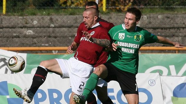 Sparťan Tomáš Řepka (vlevo) a Aleš Hanzlík ze Sokolova. Sparťan Tomáš Řepka (vlevo) a Aleš Hanzlík ze Sokolova.