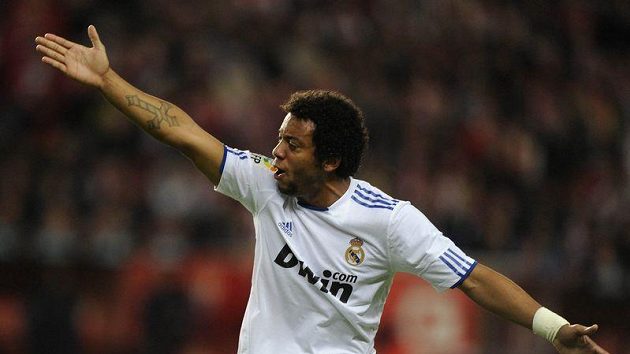 Marcelo z Realu Madrid gestikuluje směrem ke svým spoluhráčům v utkání s Gijonem. Marcelo z Realu Madrid gestikuluje směrem ke svým spoluhráčům v utkání s Gijonem.