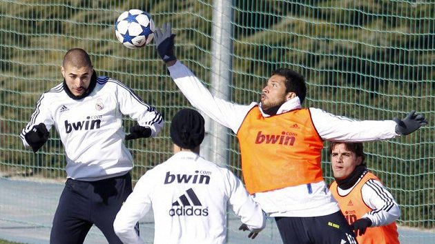 Fotbalisté Realu Madrid na tréninku, zcela vpravo Pedro León Fotbalisté Realu Madrid na tréninku, zcela vpravo Pedro León