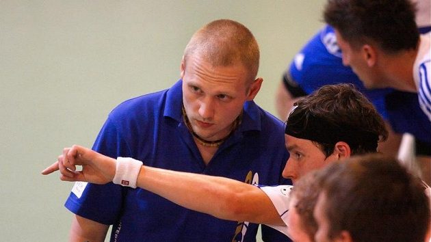 Trenér vítkovických florbalistů radomír Mrázek (vlevo) řeší s lavičkou taktiku. Trenér vítkovických florbalistů radomír Mrázek (vlevo) řeší s lavičkou taktiku.