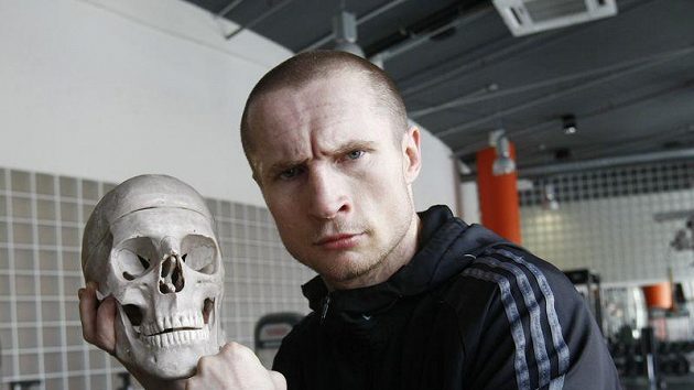 Boxer Lukáš Konečný nemá důvod k smíchu. Duel o mistra světa je v ohrožení. Boxer Lukáš Konečný nemá důvod k smíchu. Duel o mistra světa je v ohrožení.