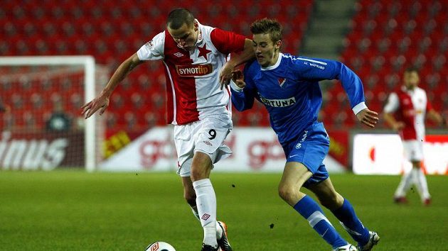 Slávista Adam Hloušek se snaží uniknout ostravskému Jánu Gregušovi. Slávista Adam Hloušek se snaží uniknout ostravskému Jánu Gregušovi.