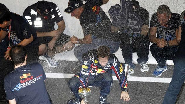 Sebastian Vettel slaví, obhájil titul mistra světa. Sebastian Vettel slaví, obhájil titul mistra světa.