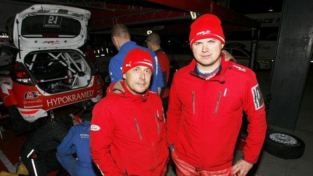 Martin Prokop (vpravo) s navigátorem Janem Tománkem při Britské rallye. Martin Prokop (vpravo) s navigátorem Janem Tománkem při Britské rallye.