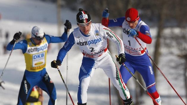 Sdruženář Pavel Churavý (vpravo) dýchá na záda Alessandrovi Pittinovi, za nimi jede Jason Lamy Chappuis. Sdruženář Pavel Churavý (vpravo) dýchá na záda Alessandrovi Pittinovi, za nimi jede Jason Lamy Chappuis.