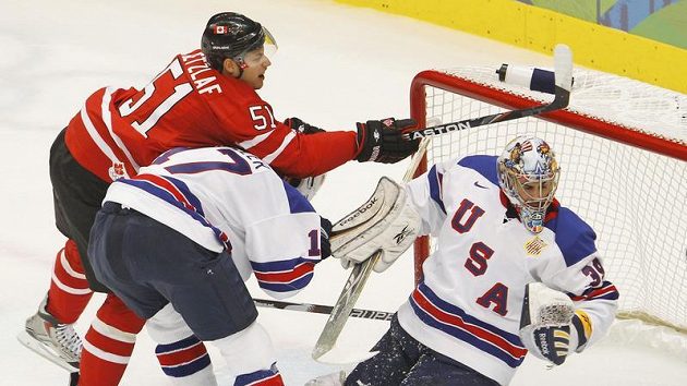 Kanaďan Ryan Getzlaf (vlevo) se snaží překonat amerického brankáře Ryana Millera. Kanaďan Ryan Getzlaf (vlevo) se snaží překonat amerického brankáře Ryana Millera.