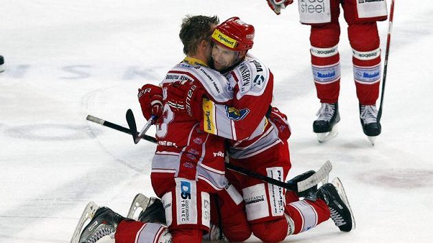Hokejisté Třince Martin Adamský (vlevo) a Jan Peterek Hokejisté Třince Martin Adamský (vlevo) a Jan Peterek