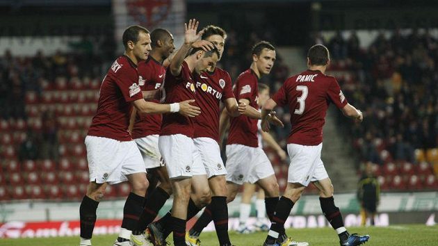 Fotbalisté Sparty blahopřejí Andreji Keričovi k brance (třetí zleva). Fotbalisté Sparty blahopřejí Andreji Keričovi k brance (třetí zleva).