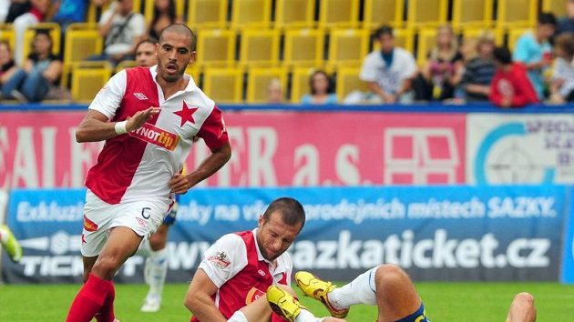 Hocine Ragued (zcela vlevo) a Benjamin Vomáčka ze Slavie a faulovaný Aidin Mahmutovič z Teplic. Hocine Ragued (zcela vlevo) a Benjamin Vomáčka ze Slavie a faulovaný Aidin Mahmutovič z Teplic.
