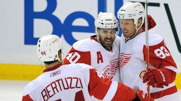 Todd Bertuzzi (vlevo) a Henrik Zetterberg (vpravo) gratulují svému spoluhráči z Detroitu Johanu Franzénovi k brance. Todd Bertuzzi (vlevo) a Henrik Zetterberg (vpravo) gratulují svému spoluhráči z Detroitu Johanu Franzénovi k brance.