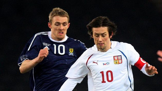 Tomáš Rosický (vpravo) si hlídá míč před domácím kapitánem Darrenem Fletcherem v dresu Skotska. Tomáš Rosický (vpravo) si hlídá míč před domácím kapitánem Darrenem Fletcherem v dresu Skotska.
