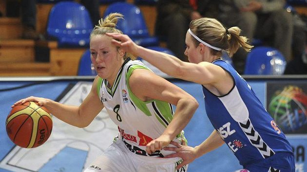 Frida Eldebrinková z Brna (vlevo) se snaží obejít Samanthu Richardsovou z Gorzówa. Frida Eldebrinková z Brna (vlevo) se snaží obejít Samanthu Richardsovou z Gorzówa.