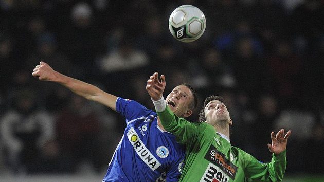 Jablonecký Jan Vošahlík (vpravo) v souboji s libereckým Renato Kelićem. Jablonecký Jan Vošahlík (vpravo) v souboji s libereckým Renato Kelićem.