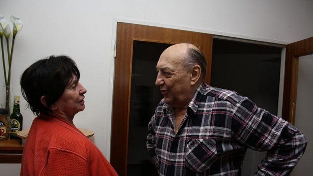 Vlastimil Bubník nechce dělat se svými osmdesátinami žádné ciráty. K fotografování ho musela přemlouvat manželka Hana. Vlastimil Bubník nechce dělat se svými osmdesátinami žádné ciráty. K fotografování ho musela přemlouvat manželka Hana.