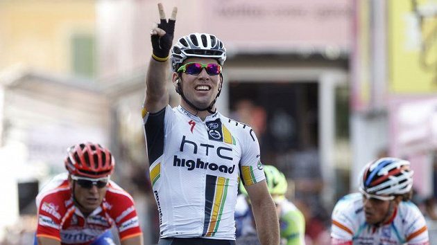 Britský cyklista Mark Cavendish se raduje z vítězství 12. etapy Giro d'Italia. Britský cyklista Mark Cavendish se raduje z vítězství 12. etapy Giro d'Italia.