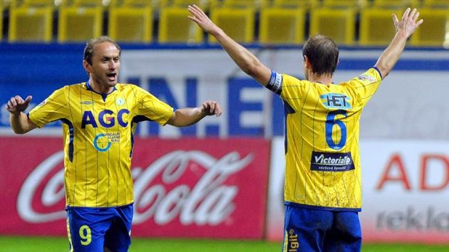 Teplický Pavel Verbíř (vlevo) se raduje z gólu s Vlastimilem Vidličkou. Teplický Pavel Verbíř (vlevo) se raduje z gólu s Vlastimilem Vidličkou.