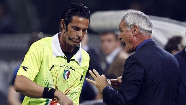 Trenér Interu Milán Claudio Ranieri v diskusi s rozhodčím Gianlukou Rocchim během zápasu s Neapolí. Trenér Interu Milán Claudio Ranieri v diskusi s rozhodčím Gianlukou Rocchim během zápasu s Neapolí.