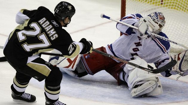Craig Adams z Pittsburghu se snaží překonat gólmana Rangers Henrika Lundqvista Craig Adams z Pittsburghu se snaží překonat gólmana Rangers Henrika Lundqvista