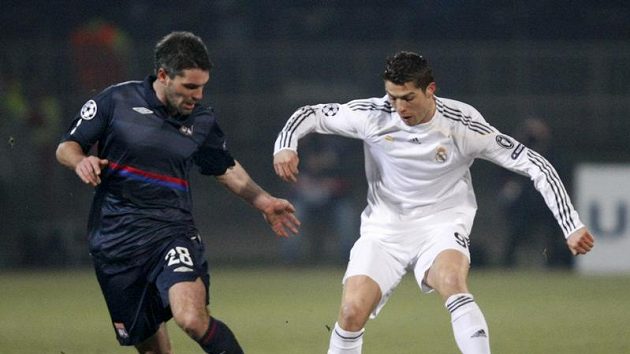 Cristiano Ronaldo (vpravo) z Realu Madrid v souboji s lyonským Jeremy Toulalanem. Cristiano Ronaldo (vpravo) z Realu Madrid v souboji s lyonským Jeremy Toulalanem.