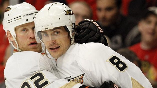 Teemu Selänne (vpravo) se spoluhráčem z Anaheimu Marchantem Teemu Selänne (vpravo) se spoluhráčem z Anaheimu Marchantem
