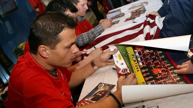 Libor Sionko během autogramiády, při níž hráči Sparty nabízeli fanouškům také permanentky na jaro. Libor Sionko během autogramiády, při níž hráči Sparty nabízeli fanouškům také permanentky na jaro.