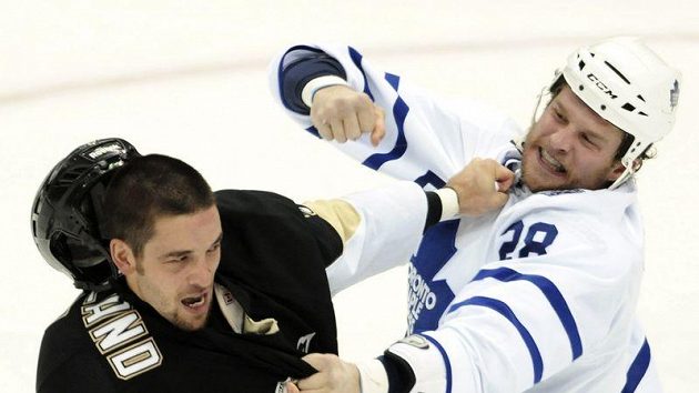 Deryk Engelland a Colton Orr v bitce během druhé třetiny. Deryk Engelland a Colton Orr v bitce během druhé třetiny.