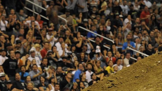 Paris Rosen tvrdě přistál na zádech při pokusu o frontflip na X Games v Los Angeles. Paris Rosen tvrdě přistál na zádech při pokusu o frontflip na X Games v Los Angeles.