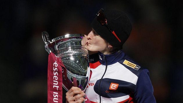 Martina Sáblíková líbá trofej pro vítězku. Martina Sáblíková líbá trofej pro vítězku.