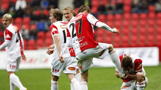 Petr Janda líbá svému spoluhráči ze Slavie Peteru Grajciarovi kopačku poté, co vstřelil druhý gól do sítě Bohemians 1905. Petr Janda líbá svému spoluhráči ze Slavie Peteru Grajciarovi kopačku poté, co vstřelil druhý gól do sítě Bohemians 1905.