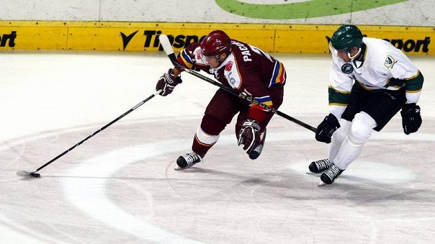 Dominik Pacovský (vlevo) v souboji s hráčem Färjestadu Dominik Pacovský (vlevo) v souboji s hráčem Färjestadu
